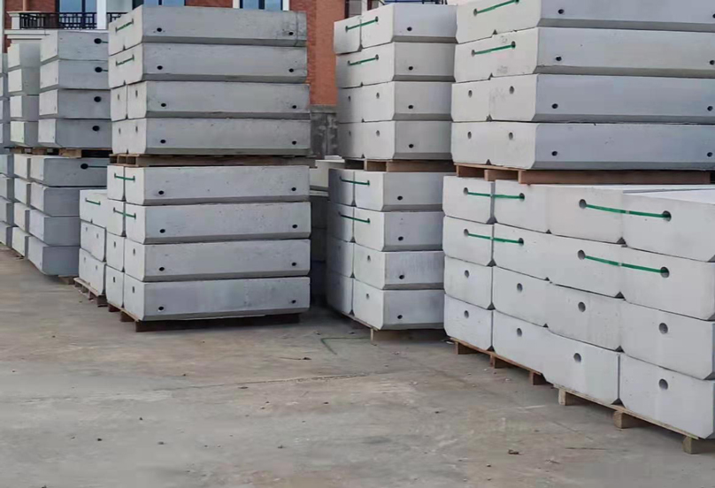 圍擋基礎(chǔ)塊又出一車 送達(dá)工地為抗疫出微薄之力