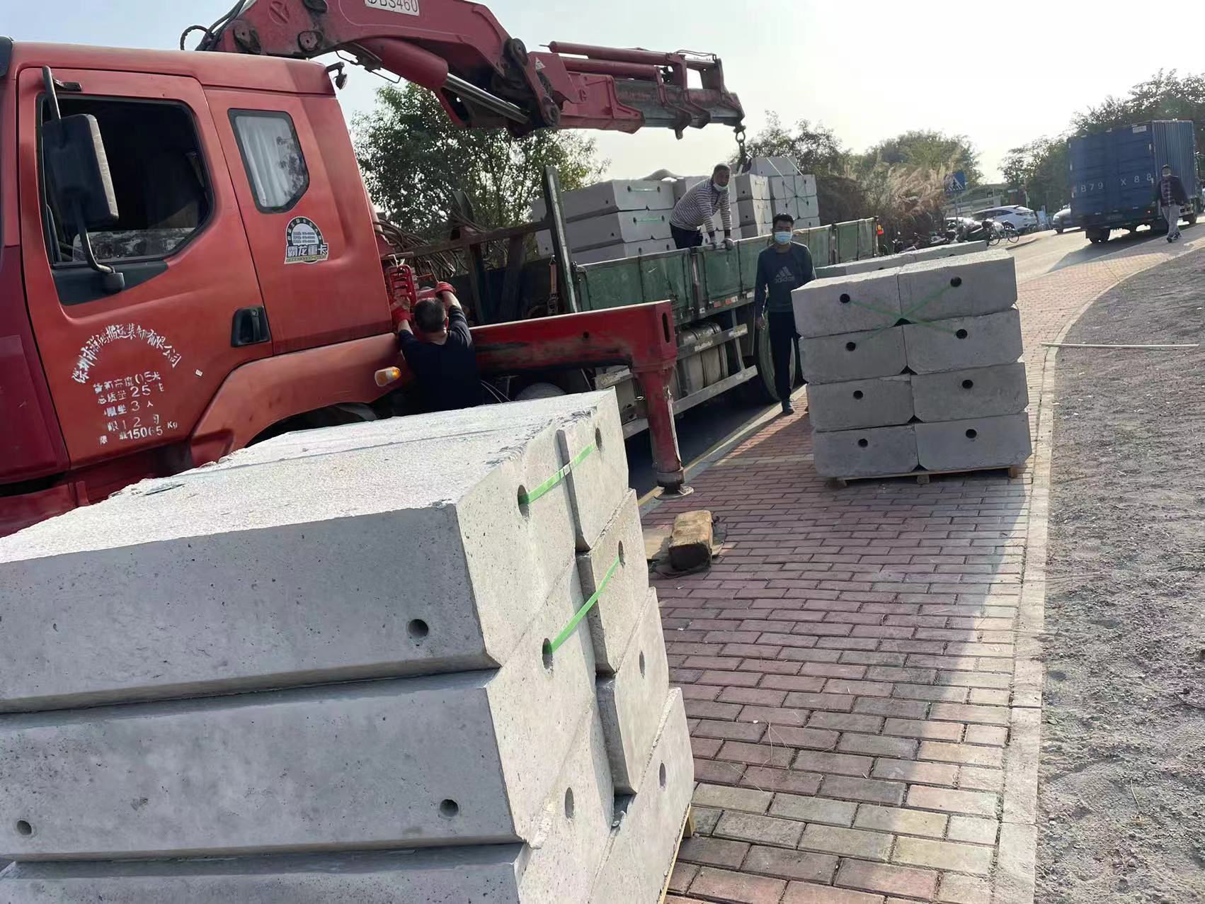 旭東鋼構(gòu)圍擋廠(chǎng)家基礎(chǔ)水泥塊的優(yōu)勢(shì)有哪些？