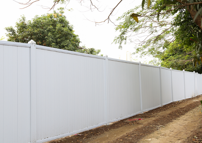 pvc圍擋有些什么優(yōu)缺點？【旭東鋼構(gòu)圍擋】