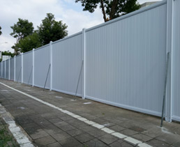 移動圍擋在不同場合中的應(yīng)用及其效果如何？旭東鋼構(gòu)圍擋廠家