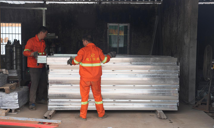 爭(zhēng)分奪秒，300 米圍擋星夜馳援鹽田工地